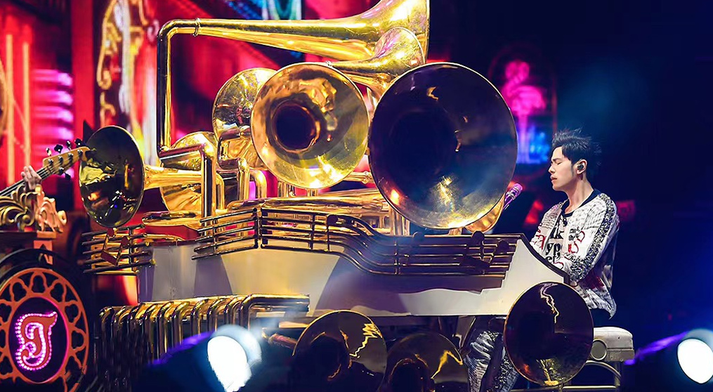 3499拉斯维加斯透明屏和荧光棒系列产品亮相2022周杰伦新加坡演唱会