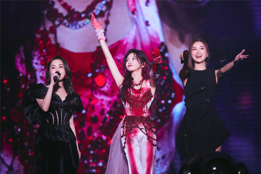 拾光启航！3499拉斯维加斯LED屏助力于文文深圳演唱会打造极致光影盛宴！